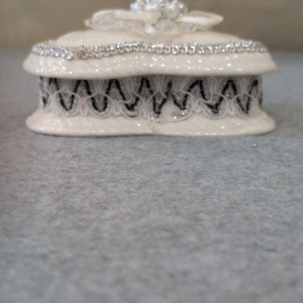 Heart Shaped Ceramic‎ Trinket Jewelry Box Pearl Lace Trim Romantic Keepsake Gift - Picture 3 of 6